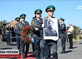 Урочиста процесія з домовиною полковника УНР у Києві