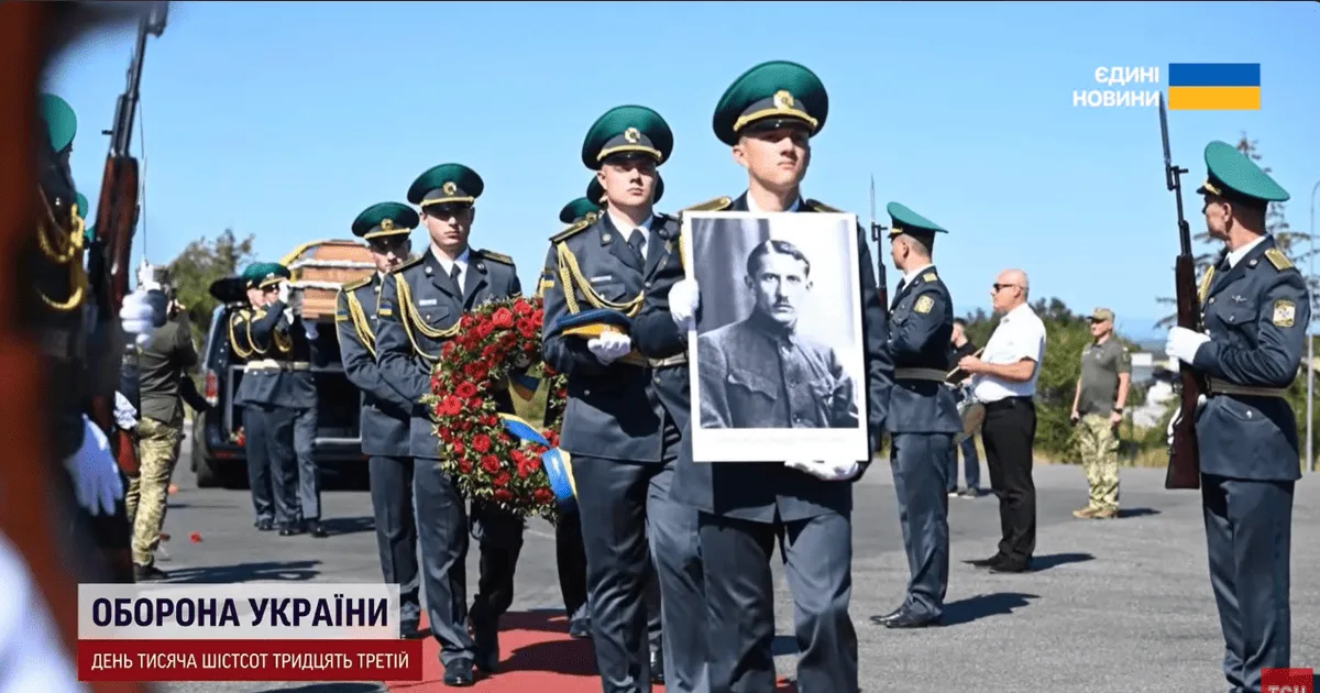 Урочиста процесія з домовиною полковника УНР у Києві