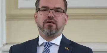 Вантажний літак в аеропорту з дроном поруч