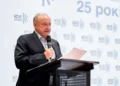 Вантажний порт із контейнерами на причалі