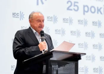 Вантажний порт із контейнерами на причалі