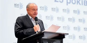 Вантажний порт із контейнерами на причалі