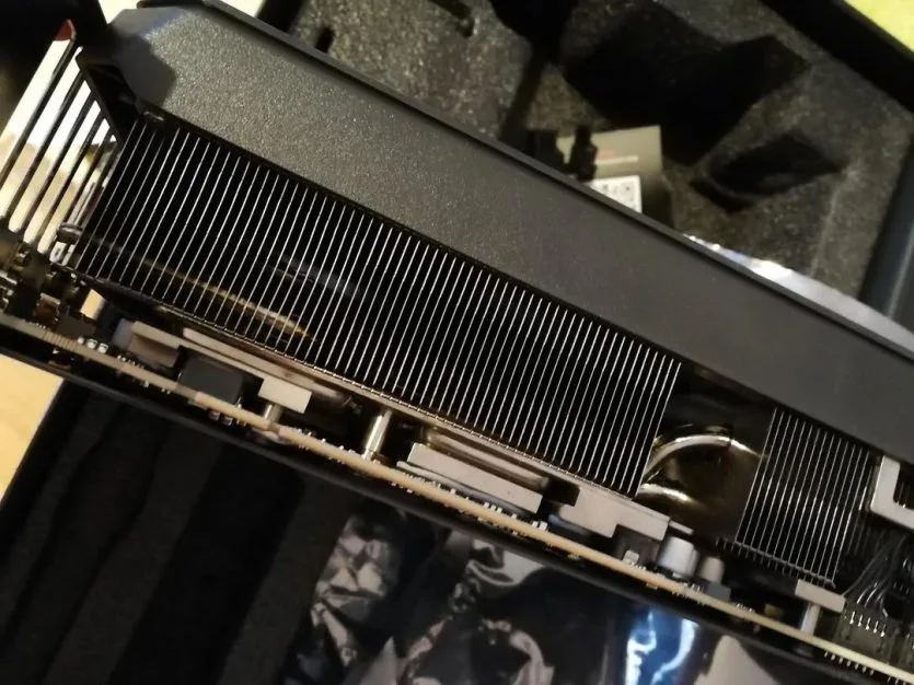 Відеокарта GIGABYTE підключена до системного блока