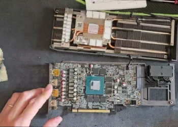 Відеокарта Gigabyte RTX 3070 у розібраному стані