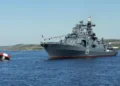 Військовий корабель проходить через Гібралтарську протоку