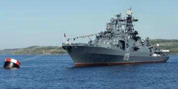 Військовий корабель проходить через Гібралтарську протоку