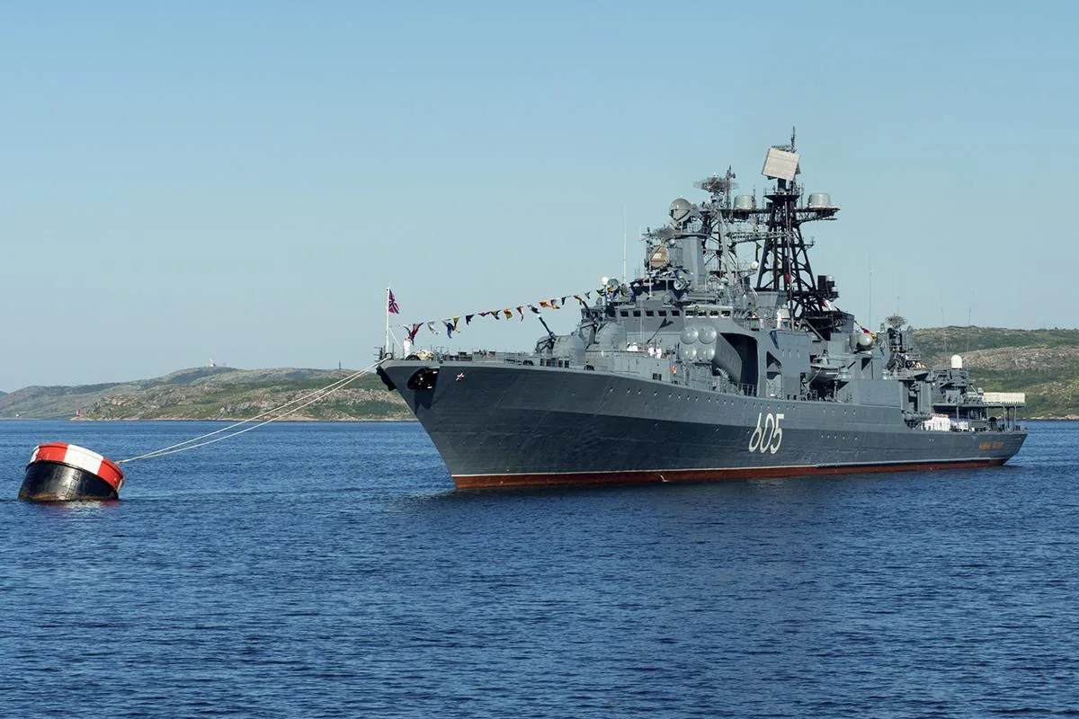 Військовий корабель проходить через Гібралтарську протоку