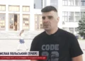 Військовий пікап на дорозі поблизу лінії фронту