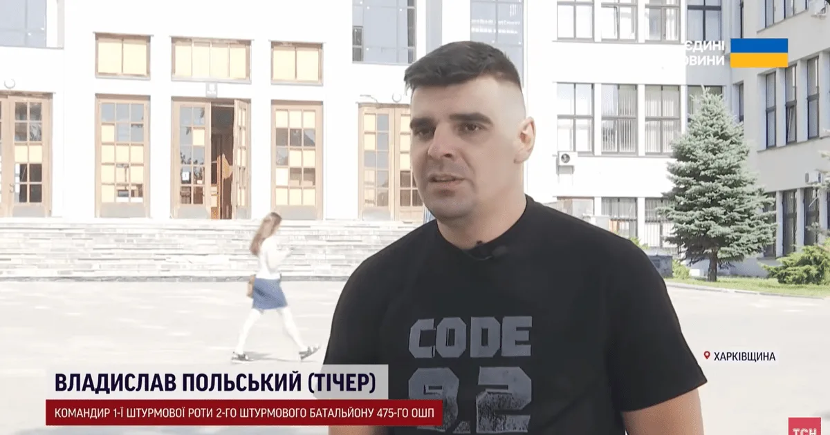 Військовий пікап на дорозі поблизу лінії фронту