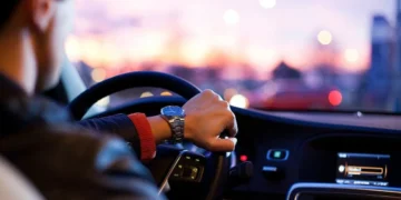 Водій за кермом у щільному потоці машин