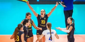 Волейболістки збірної України святкують очко на майданчику
