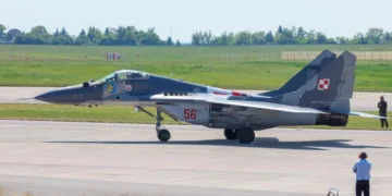Винищувач польських ВПС здіймається в небо