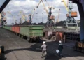 Залізнична колія з вагонами для перевезення руди