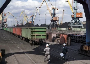 Залізнична колія з вагонами для перевезення руди