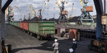 Залізнична колія з вагонами для перевезення руди