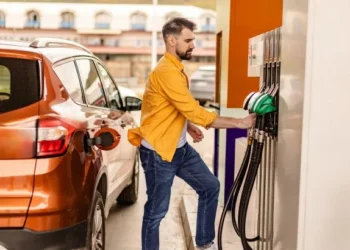 Заправка автомобіля на українській АЗС