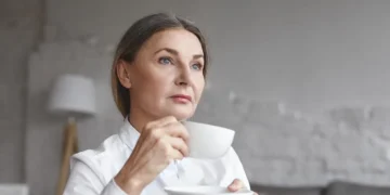 Жінка розтягується вранці в ліжку
