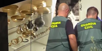Золоті артефакти бронзової доби у музейній вітрині