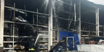Зруйнована будівля гіпермаркету після ракетного удару