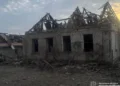 Зруйнований будинок після удару в місті