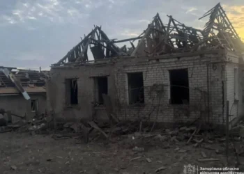 Зруйнований будинок після удару в місті