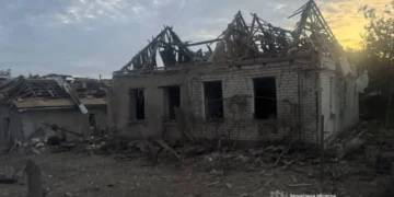 Зруйнований будинок після удару в місті