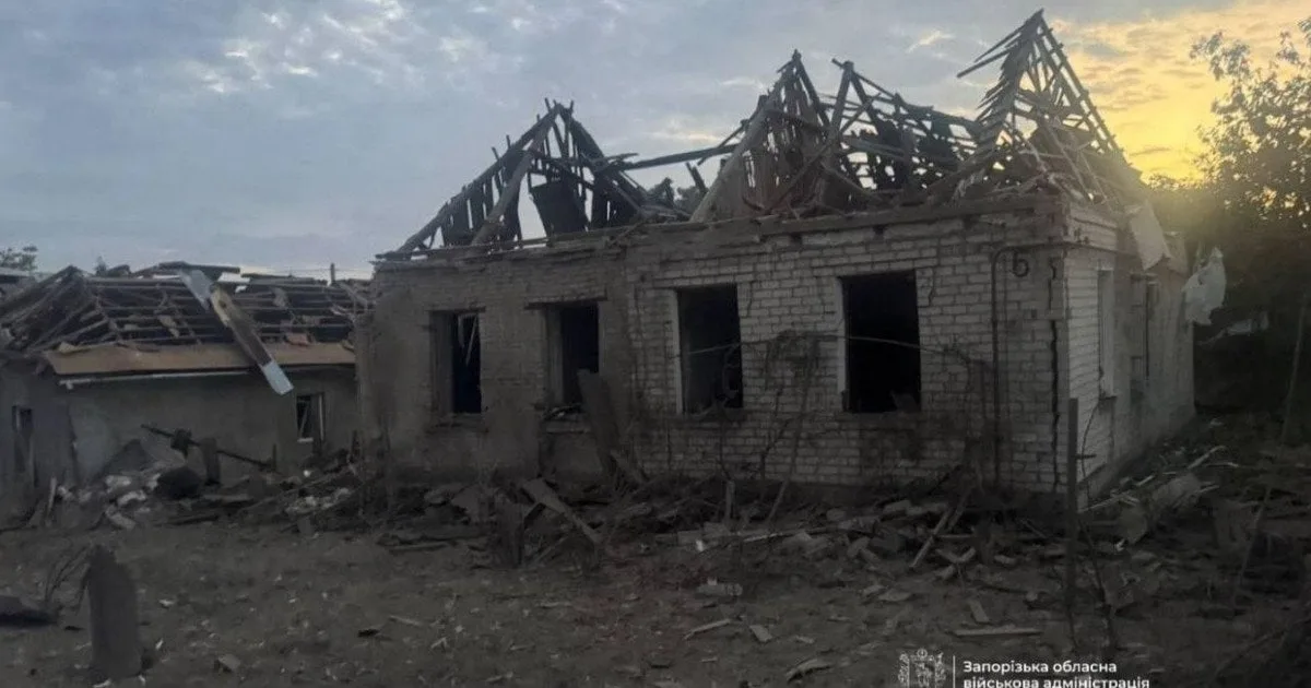 Зруйнований будинок після удару в місті