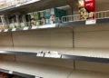 Зруйнований склад торговельної мережі після обстрілу