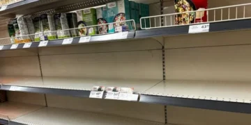 Зруйнований склад торговельної мережі після обстрілу