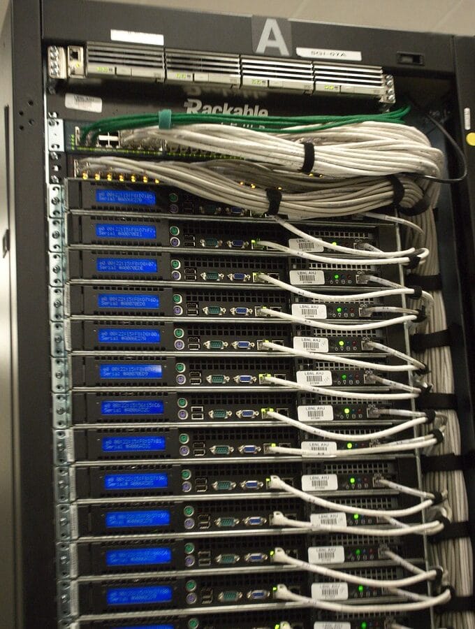 VPS чи виділений сервер: як зрозуміти, що вже переросло свій тариф