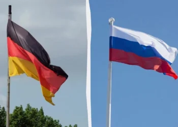 Аеропорт Лейпцига з вантажними літаками на полі