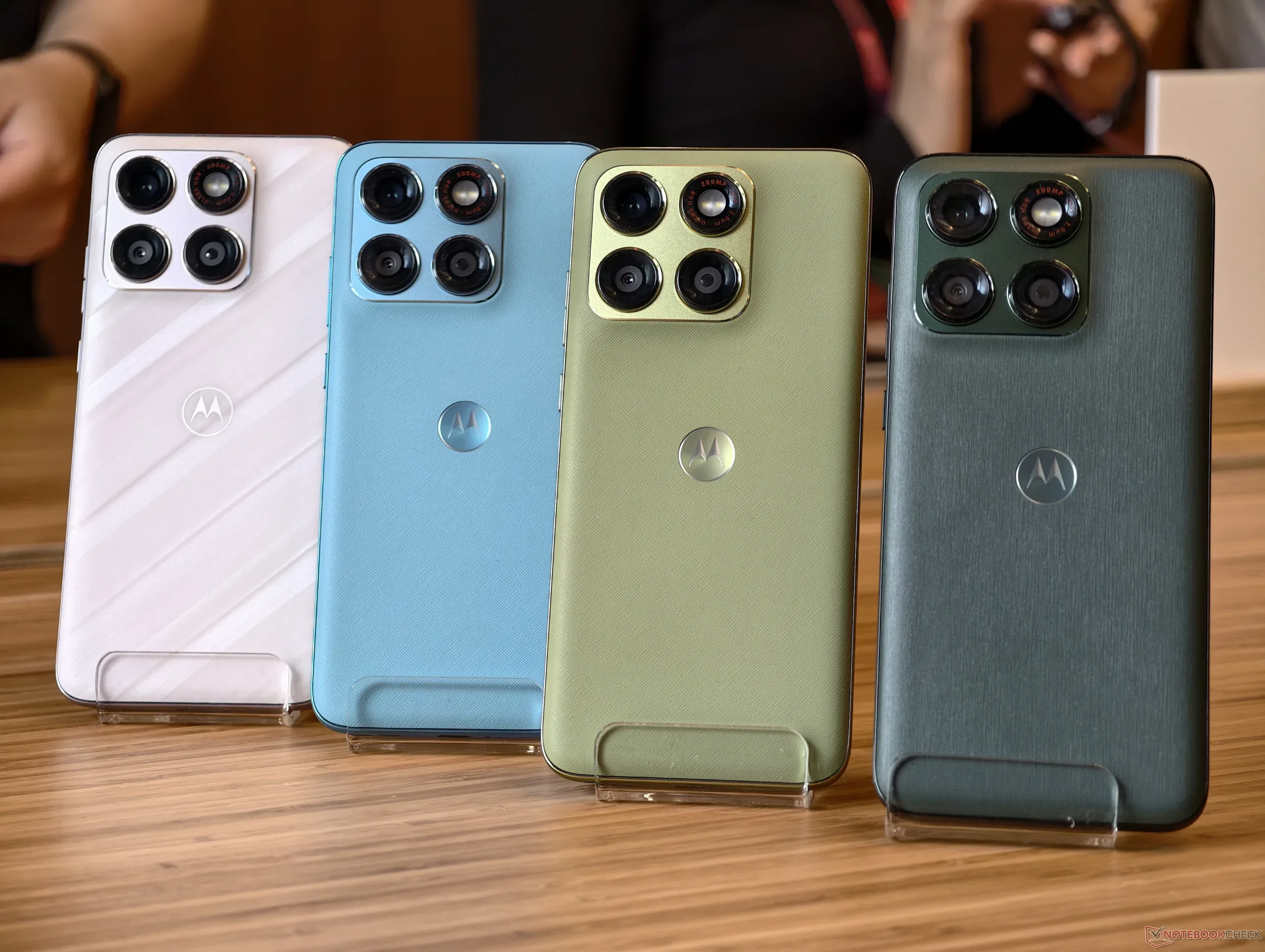 AMOLED-екран середньокласового смартфона Motorola