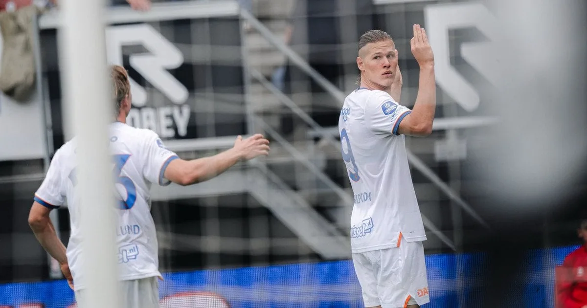 Артем Степанов святкує забитий гол