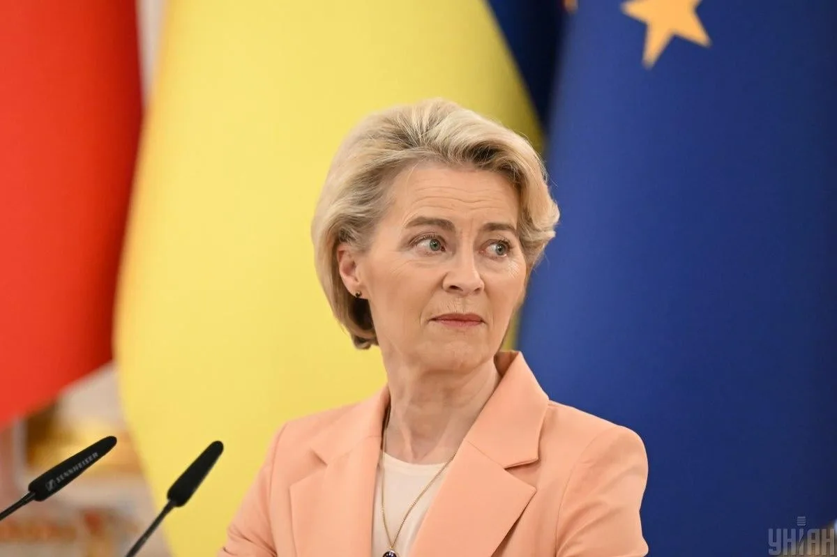 Будівля Європейського парламенту із символікою ЄС