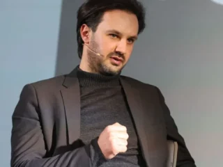 МЗС дистанціювалося від переміщень Руслана Кравченка за кордоном