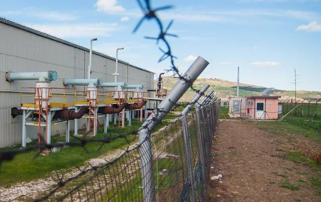 Бурова установка на газовому родовищі в Україні