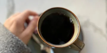 Чашка кави на робочому столі вранці