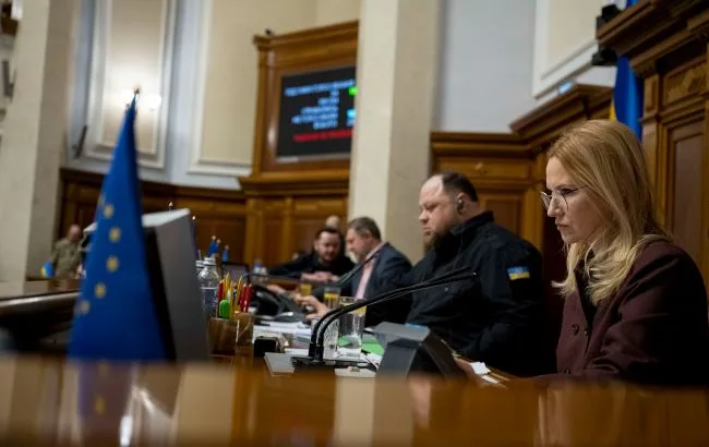 Документи проєкту державного бюджету на столі