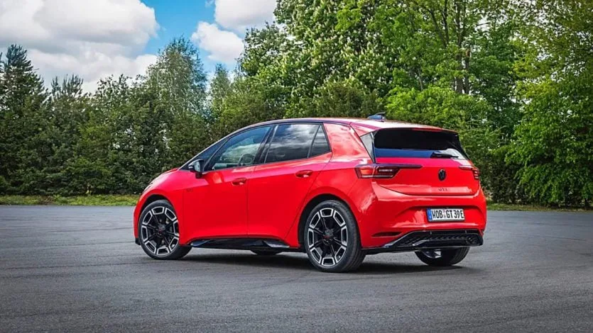 Електричний хетчбек Volkswagen з червоними акцентами GTI