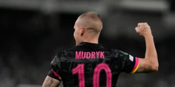 Футболіст у формі лондонського клубу на полі