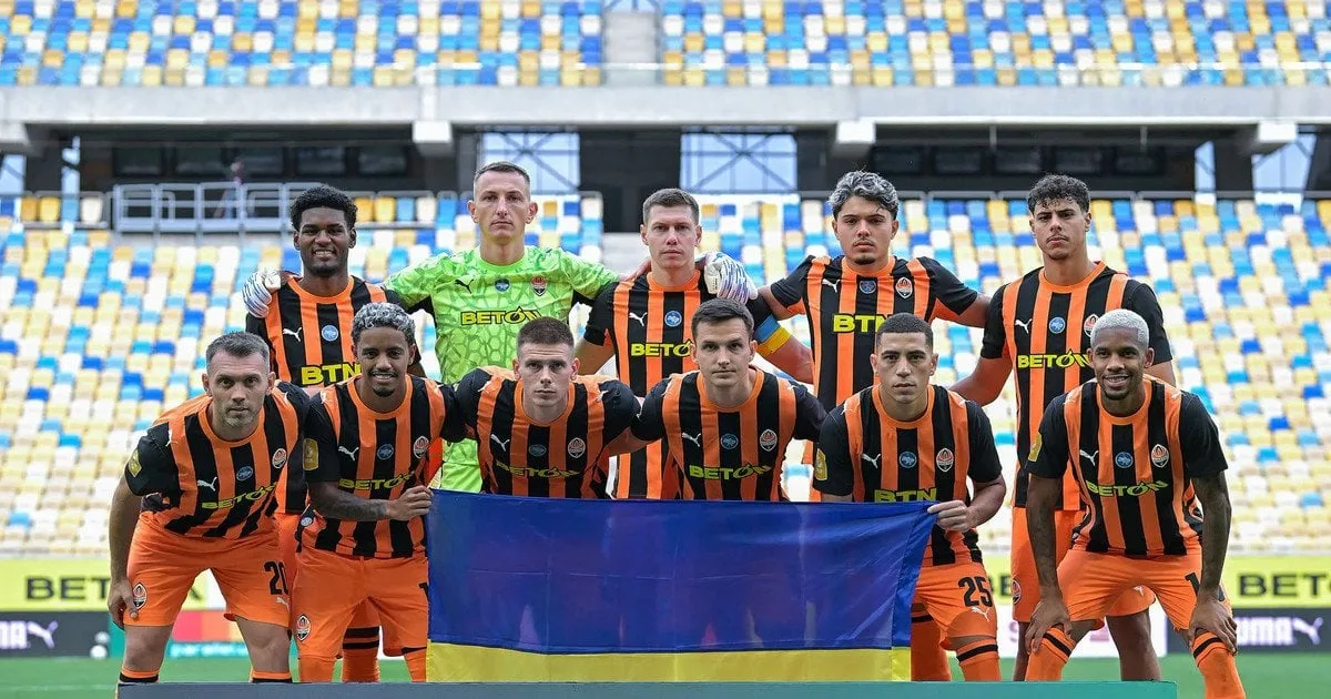Футбольний стадіон у селі Вільхівці перед матчем