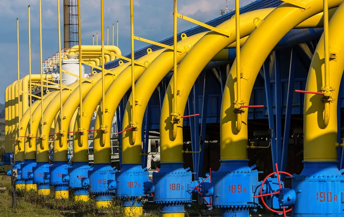 Газове родовище з видобувним обладнанням у полі