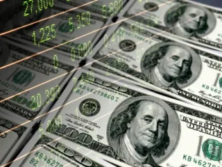 Курс долара та євро продовжує знижуватись — що робити із заощадженнями