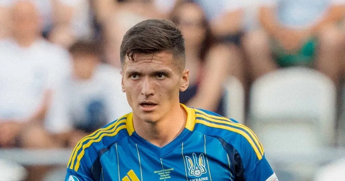 Гравець збірної України веде м'яч на полі