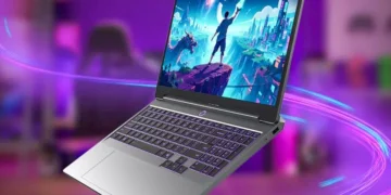 Ігровий ноутбук Lenovo з тонким корпусом на столі