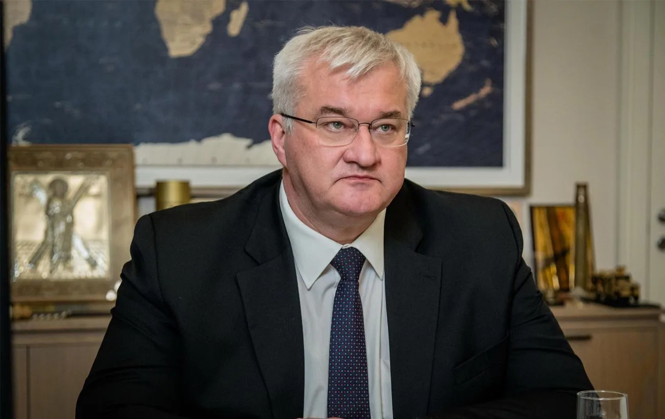 Літак на тлі військової карти конфлікту