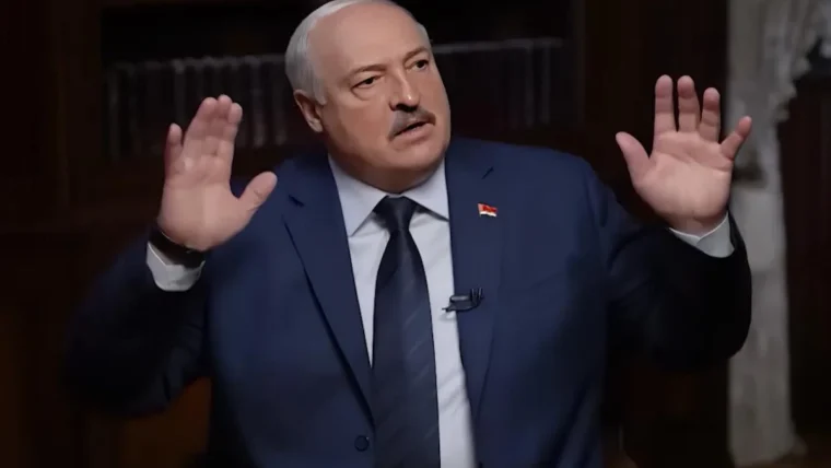 Лукашенко пояснив страх Білорусі перед сусідами і заговорив про мобілізацію армії
