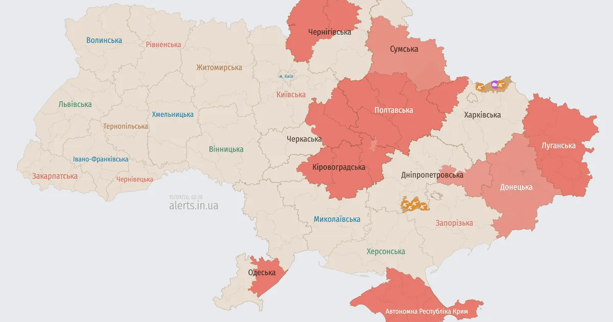 Нічне небо з траєкторіями руху безпілотників