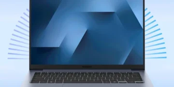 Ноутбук Samsung на столі з увімкненим екраном