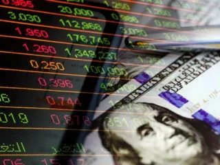 Чому долар тримається біля 45 гривень, а євро лишається непередбачуваним